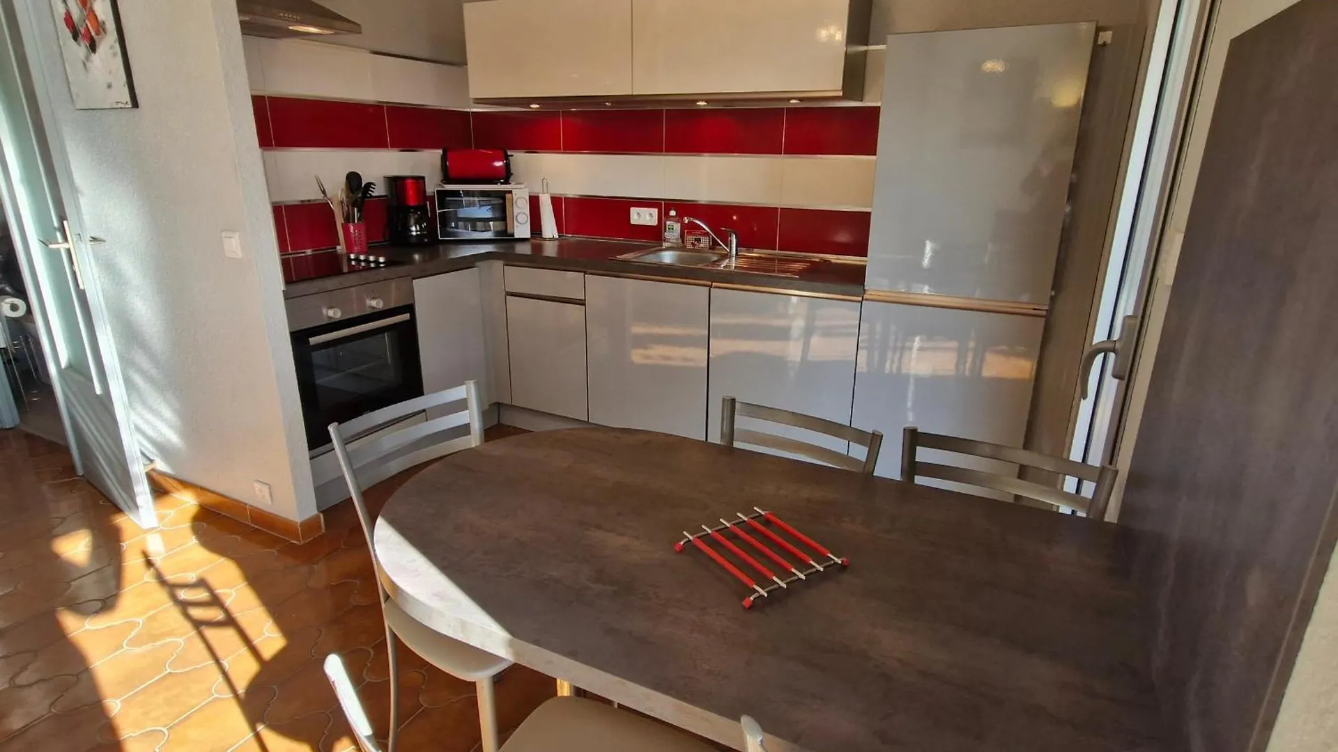 Studio Avec Coin-Nuit, Terrasse Et Parking Prive Pres Du Centre De Sainte-Maxime, Golfe De Saint-Tropez - Fr-1-780-60